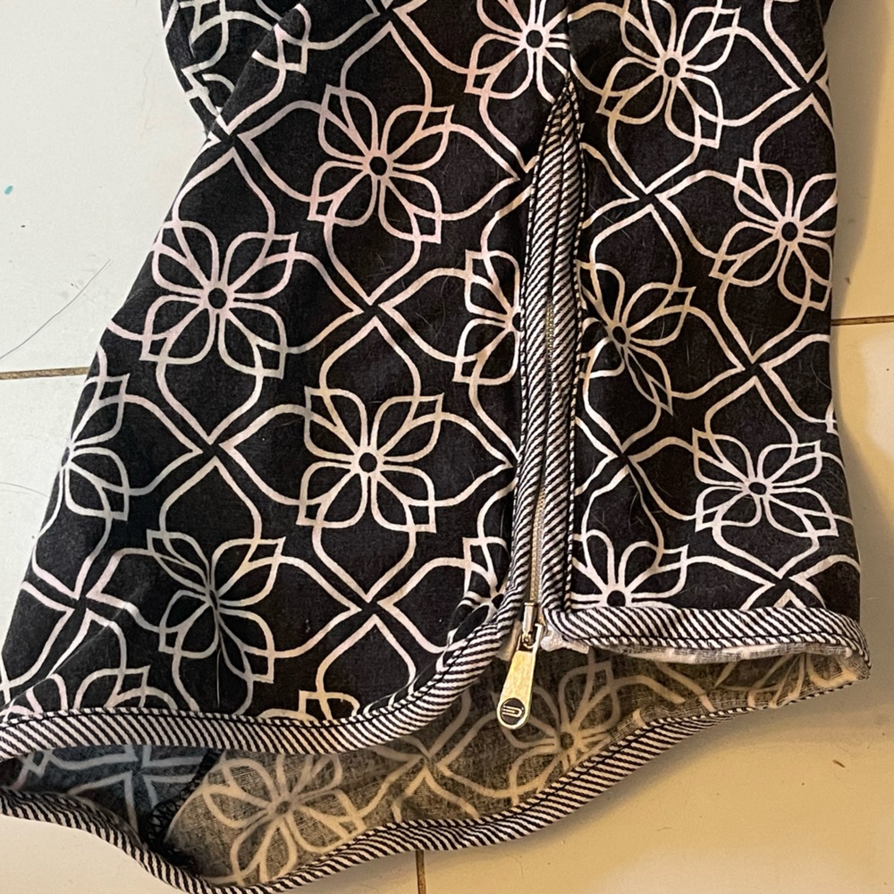 Dockers golf black and white swirly patterned short pants